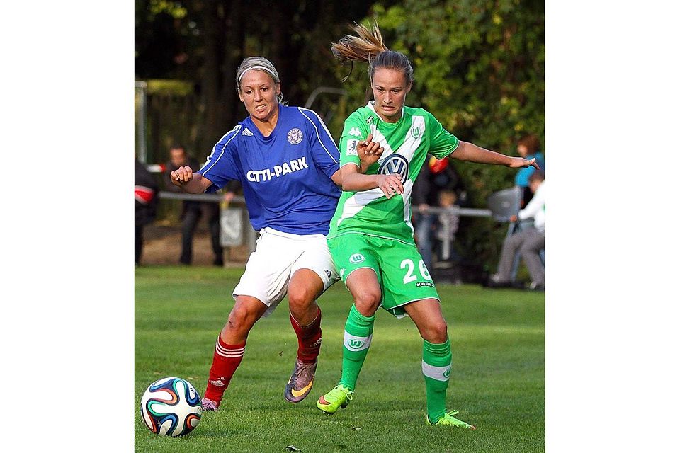Joy Strähle (li ) erfolgreich im Duell gegen die norwegische Nationalspielerinn Caroline Hansen (Wolfsburg). Foto: ism