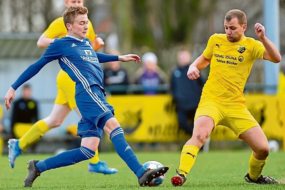 Merzens Daniel Vennemeyer (links) beim Zweikampf.