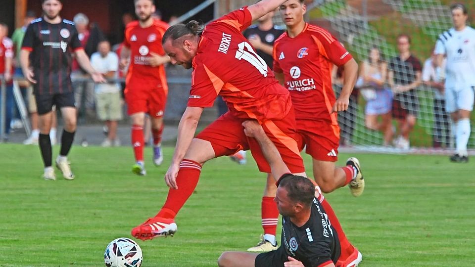 Mit großer Leidenschaft rissen Nicola Rigoni (am Ball) und die Tarforster das Spiel gegen Salmrohr an sich – und legten früh den Grundstein für den verdienten 4:2-Sieg.