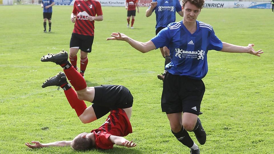 Auf dem Boden der Tatsachen: Kilian Ziegltrum (l.) und der SV Langenbach wurden vom FC Moosburg II um Luis Kiermeier buchstäblich gestürzt.