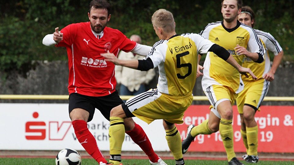 Für Ismail Palit (rot) und den FC Bad Säckingen gab es selten ein Durchkommen gegen die SV-Defensive um David Stolpe (Nr. 5). | Foto: Matthias Konzok