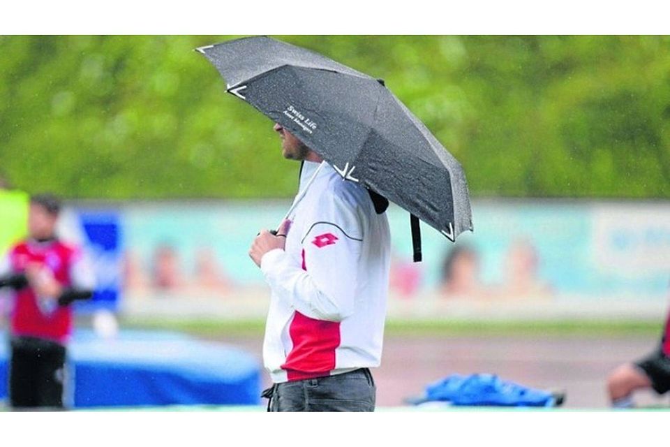 Es regnete ohne Pause: Auch für BSC-Sportdirektor Thomas Schmitz war klar: Spielen unmöglich. FOTO: HEMPEL