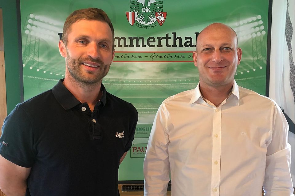 Jürgen Schmid (li.) wird neuer Trainer in Ammerthal und wird von Sportdirektor Tobias Rösl vorgestellt.