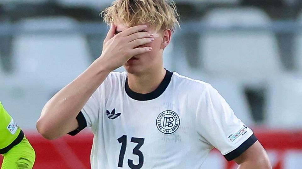 Nicht zu fassen: Quasi in letzter Sekunde kassierte Deutschland das entscheidende Gegentor. Maxi Hennig (Bild oben) konnte das nicht mit ansehen.