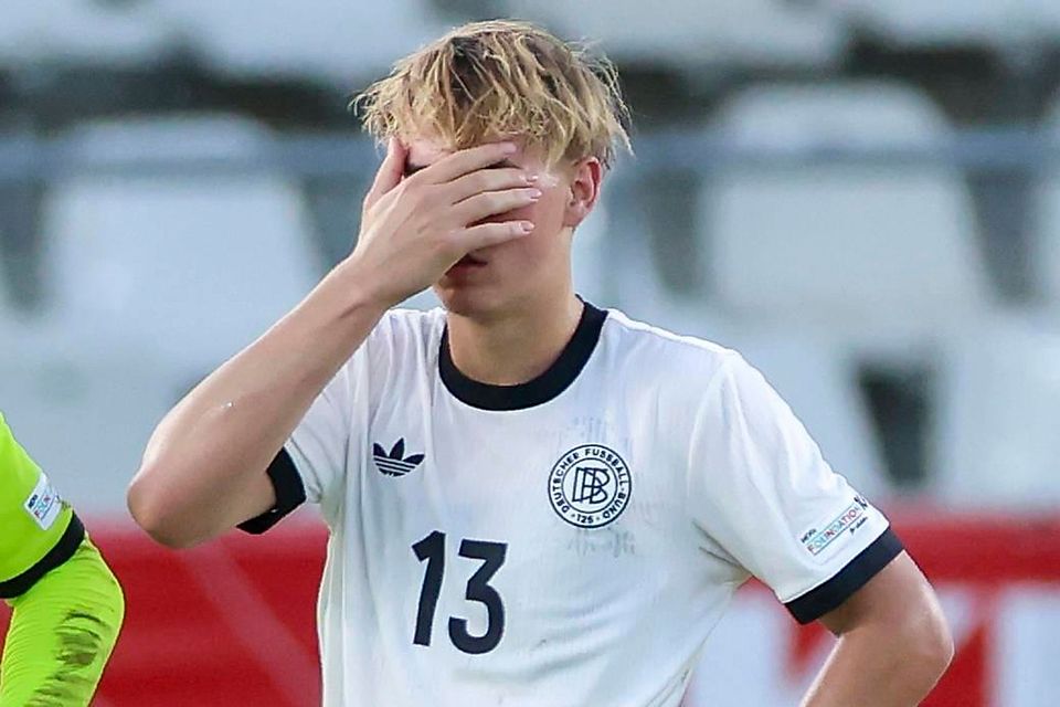 Nicht zu fassen: Quasi in letzter Sekunde kassierte Deutschland das entscheidende Gegentor. Maxi Hennig (Bild oben) konnte das nicht mit ansehen.