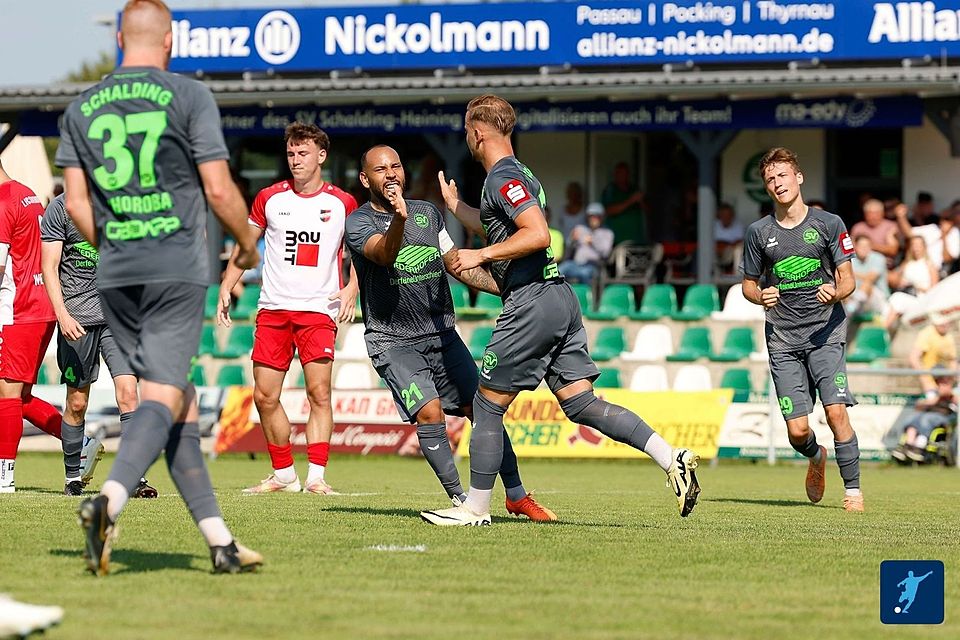 Der Jubel nach Schnabels 1:0 per Handelfmeter. Schaldings heutiger SVS-Kapitän Dominik Weiß (mi.) holte zwei Treffer raus, einmal per Assist, sowie den Handelfer. Der Jubel nach Schnabels 1:0 per Handelfmeter. Schaldings heutiger SVS-Kapitän Dominik Weiß (mi.) holte zwei Treffer raus, einmal per Assist, sowie den Handelfer.