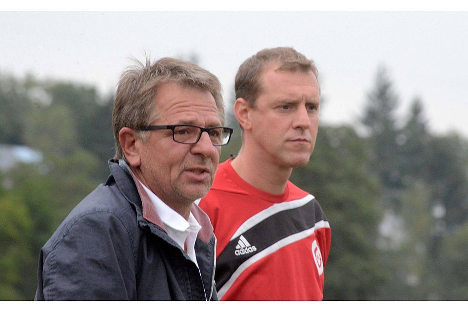 Paul Linz (links) war am Freitag an der Seite des sportlichen Leiters Karl-Heinz Kieren (rechts) Zaungast beim Training des FSV Salmrohr. Linz wird beim Fußball-Oberligisten als neuer Trainer einsteigen. TV-Foto: Hans Krämer