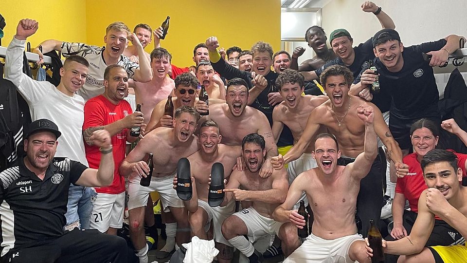 Die zweite Mannschaft des VfR Garching feiert den Aufstieg in die Kreisliga.