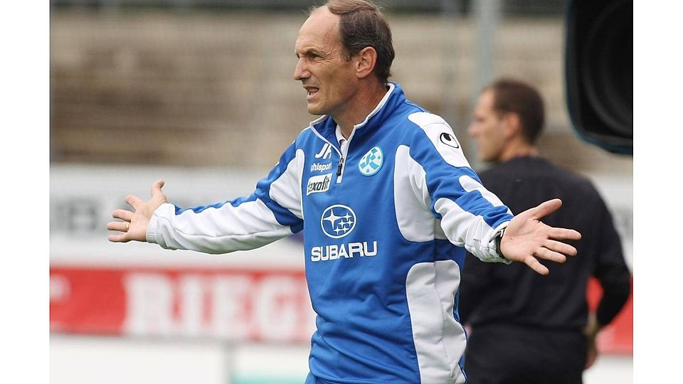 Seinen Abschied hatte sich U23-Trainer Jürgen Hartmann anders vorgestellt. Die zweite Mannschaft der Stuttgarter Kickers unterlag Balingen unglücklich mit 2:3 - der Siegtreffer fiel in der Schlussminute. Foto: Pressefoto Baumann