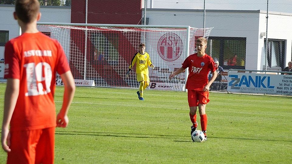 Abwehrchef Bastian Irrgang (re.) wird der U17 des ASV Cham beim Spiel gegen die JFG FC Stiftland fehlen. 