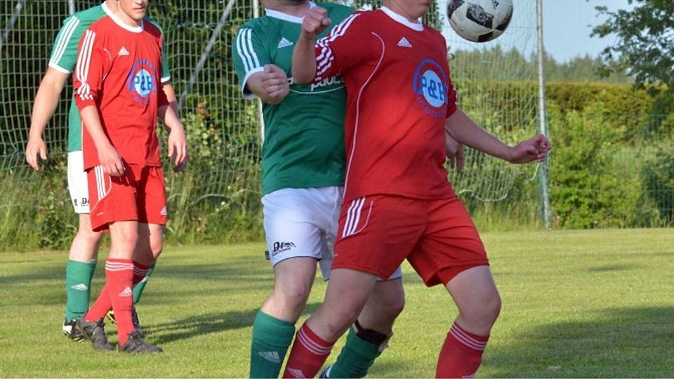 Deportivo Arfeld (grüne Trikots) testete gegen die Sportfr. Sassenhausen (rote Trikots). Foto: lisa