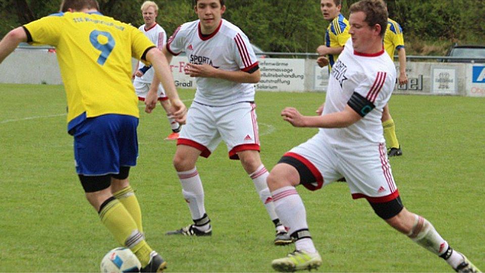 Der SC Eschenbach (weiß-rot)  schickte die TSG Weiherhammer mit einer 0:4-Packung nach Hause. F: Schraml