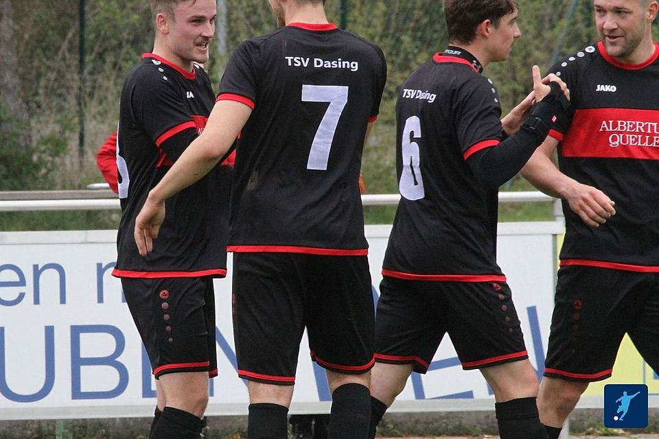 Der TSV Dasing bejubelt einen seiner fünf Treffer gegen den SV Thierhaupten.