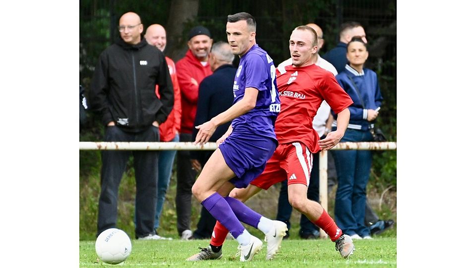 ToDer langjährige Türkiye-Torjäger Michel Netztbandt (li., hier im Duell gegen Niklas Golke) blieb bei seiner Rückkehr nach Wilhelmsburg ohne Torerfolg.