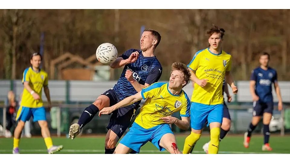 Jan Reiprich (l.) wird der SG Eschenburg am Wochenende noch fehlen - hier eine Szene vom 2:1-Sieg über die SG Waldsolms. Sein Gegenspieler: Matteo Reuling (Archivfoto). © Jonathan Ortmann