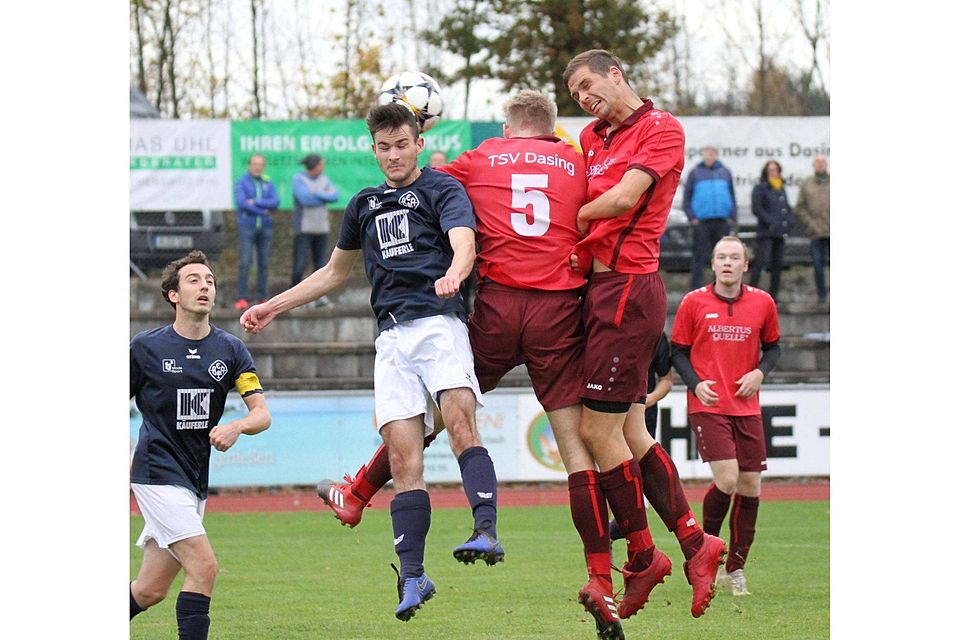 Packende Strafraumszenen lieferten sich im Derby der TSV Dasing um Christoph Schulz (rechts) und Stefan Baumüller mit dem BC Aichach um Spielführer Andreas Tischner.