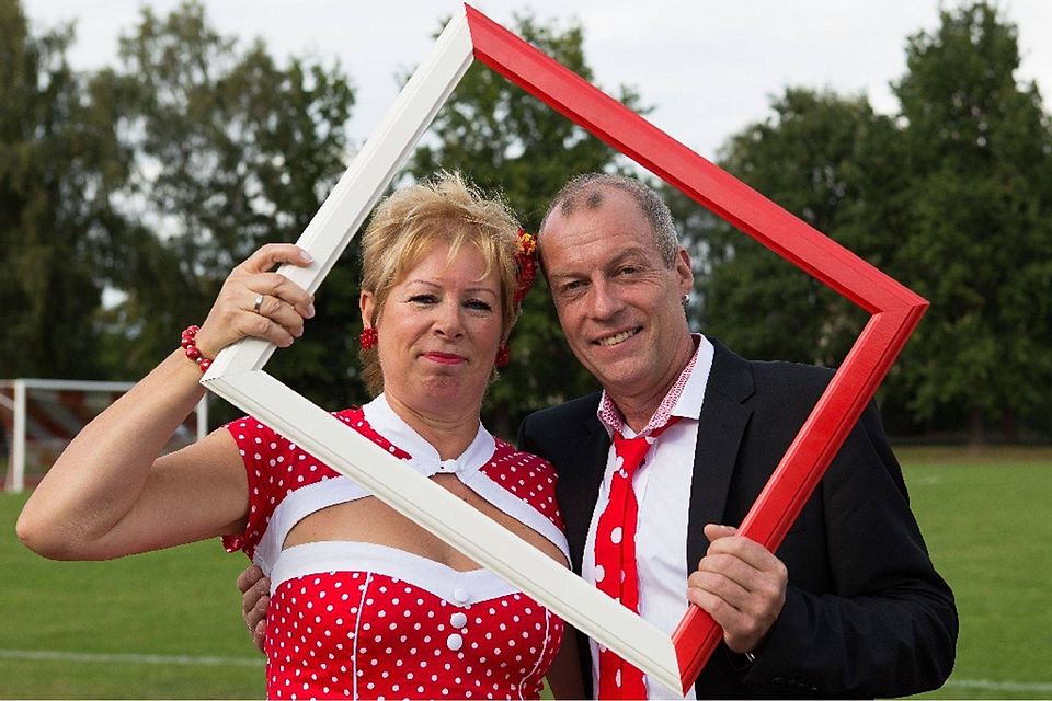 Ganz auf Rot-Weiß Schönow eingestellt: Nach der standesamtlichen Trauung am Freitag gaben sich Birke Damerow und Ralf Nowak am Sonnabend auf dem Fußballrasen noch einmal symbolisch das Ja-Wort.  ©Lutz Weigelt