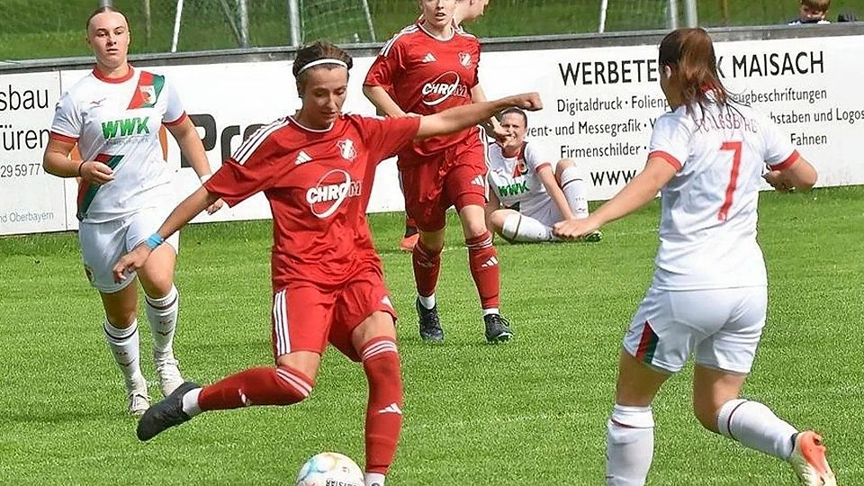 Überackers Sarah Rothwinkler (am Ball) im Spiel gegen den FC Augsburg.