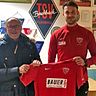 Lukas Winterling (re.) hat sich mit Buchbachs Sportlichen Leiter Anton Bobenstetter auf einen neuen Langzeitvertrag geeinigt.