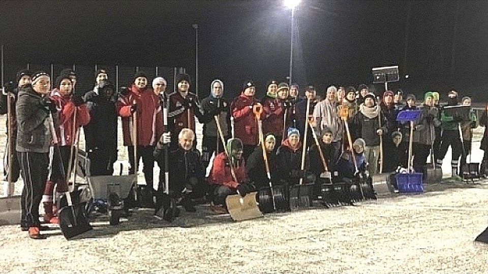 Echte Handarbeit: Mit Schneeräumen haben die Kicker des SV Nufringen auf ihrem Kunstrasen schon Erfahrung gesammelt - hier ein Einsatzbild vom Februar Foto (Archiv): Eisslerr
