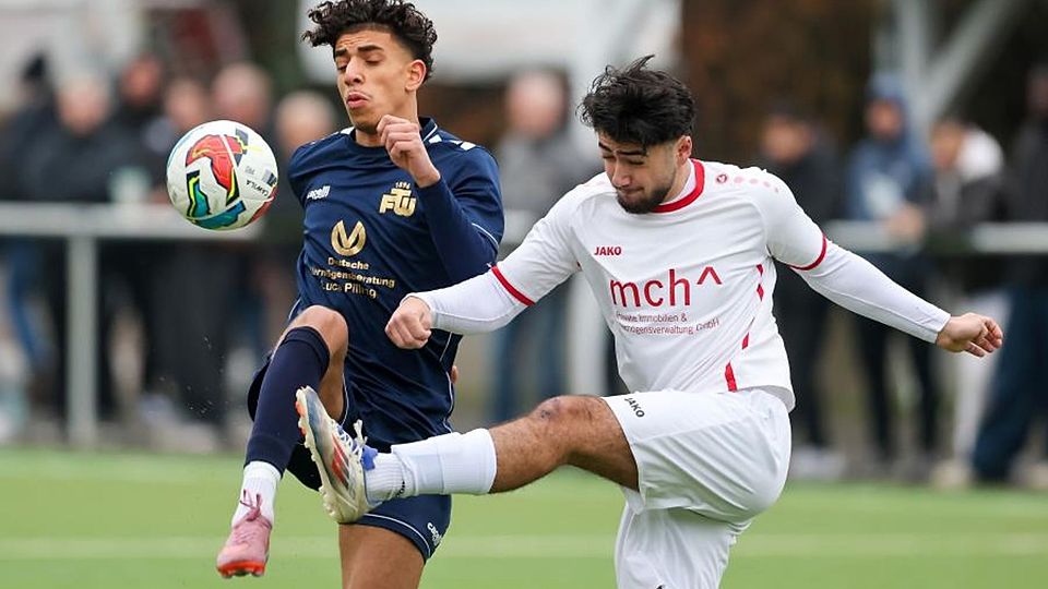 Hoch das Bein. Der Freie Amin Arjoun (links) und der Sonnenberger Muhammed Tanriverdi im Zweikampf. 	Foto: Frank Heinen