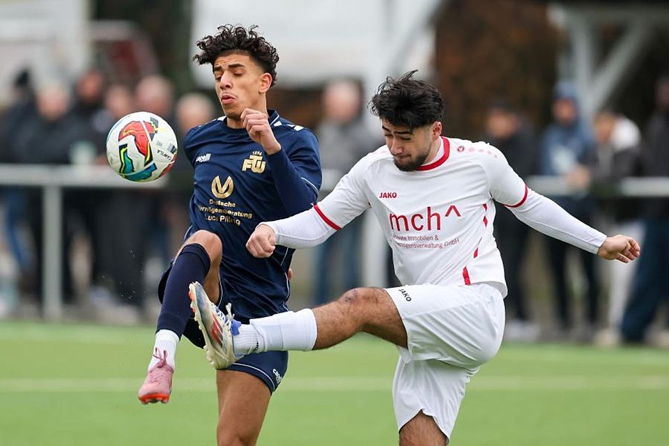 Hoch das Bein. Der Freie Amin Arjoun (links) und der Sonnenberger Muhammed Tanriverdi im Zweikampf. Foto: Frank Heinen Hoch das Bein. Der Freie Amin Arjoun (links) und der Sonnenberger Muhammed Tanriverdi im Zweikampf. Foto: Frank Heinen