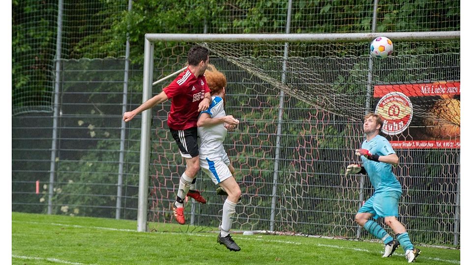 Wie am Fließband traf die SG Waakirchen/Schaftlach (rot) im letzten Saisonspiel gegen den SV Parsberg.