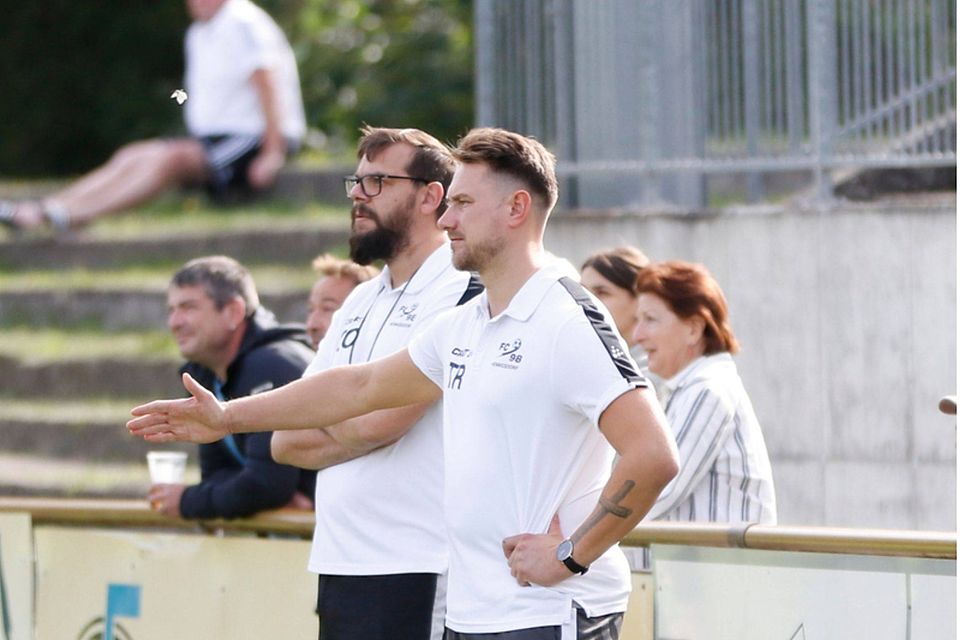   Bittere Heimpleite: Coach Niko Jose (r.) und Co-Trainer Benjamin Eggebrecht verloren mit dem FC 98.