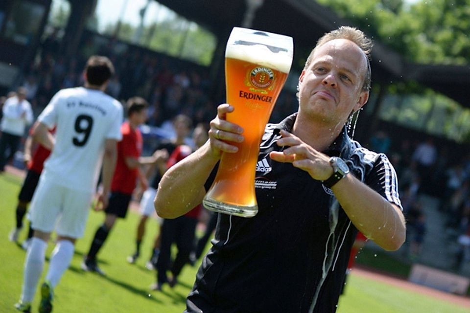Garchings Coach Daniel Weber begoß den Aufstieg stilecht per Erdinger Weißbier. F: Leifer