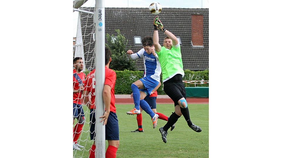 Zwei am Pfosten, einer geht raus: Auch wenn sich im Endspiel um den Klausenbergpokal der Dittelsheim-Heßlocher Torwart Christopher Hudolin bei diesem Eckball doppelte Verstärkung holt für das Luftduell gegen den Gundheimer Sven Oswald, hatte der Favorit aus der Bezirksliga am Ende deutlich die Nase vorn.  	Foto: Photoagenten / Christine Dirigo