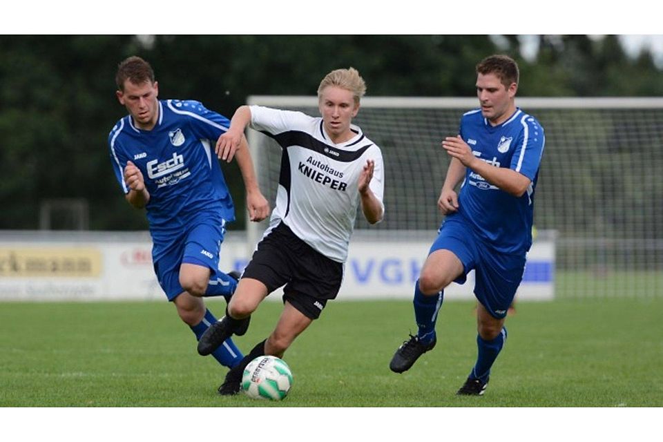 Klassenunterschied: Niklas Siegert (Mitte) aus Varenrode beim 4:0-Pokalerfolg in Beesten