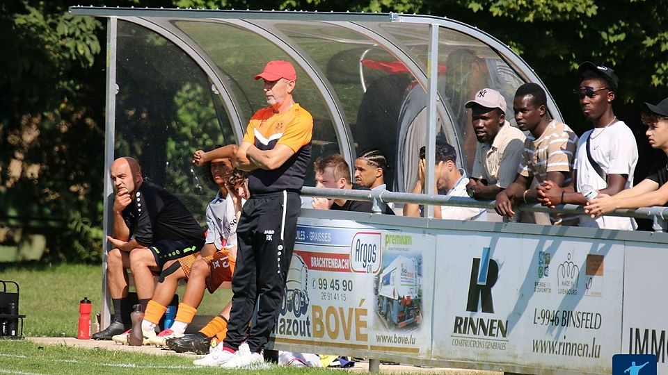 Rasim Kalabic (mit roter Kappe) und sein Assistent Vedat Duraku (sitzend, l.) sind nicht mehr als Trainer in Wintger