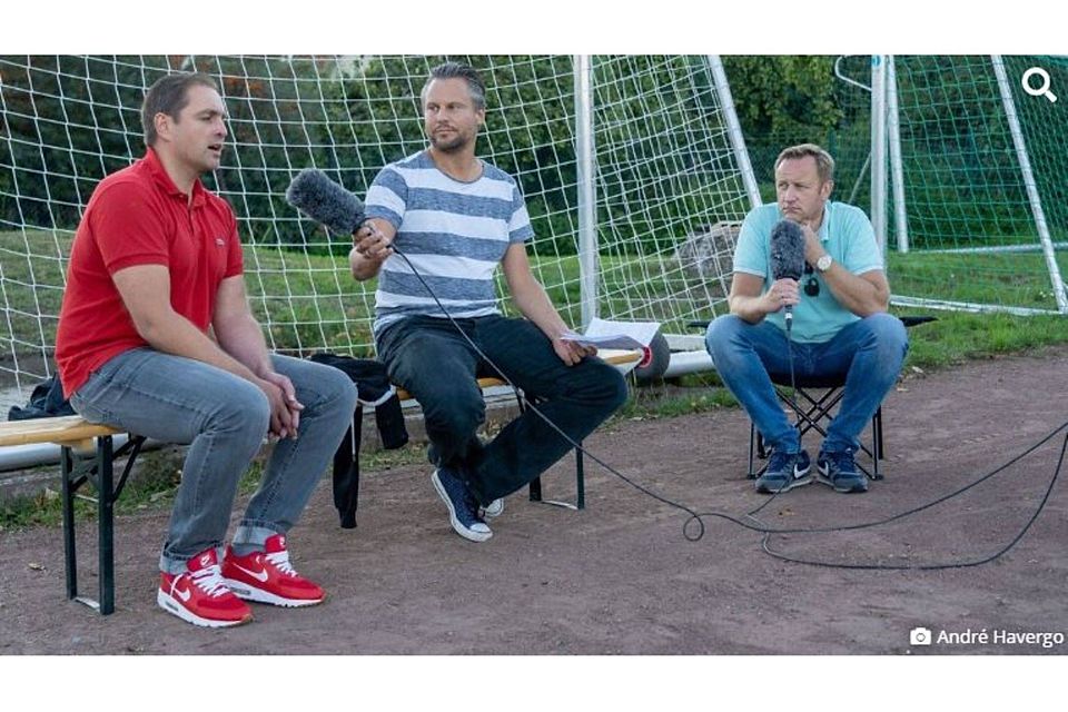 Podcast-Aufnahme in Holzhausen beim Spiel BSV Holzhausen vs. OSC am Rasenplatz mit Nico Fehlhauer, Benjamin Kraus und Benjamin Deuper (von links)