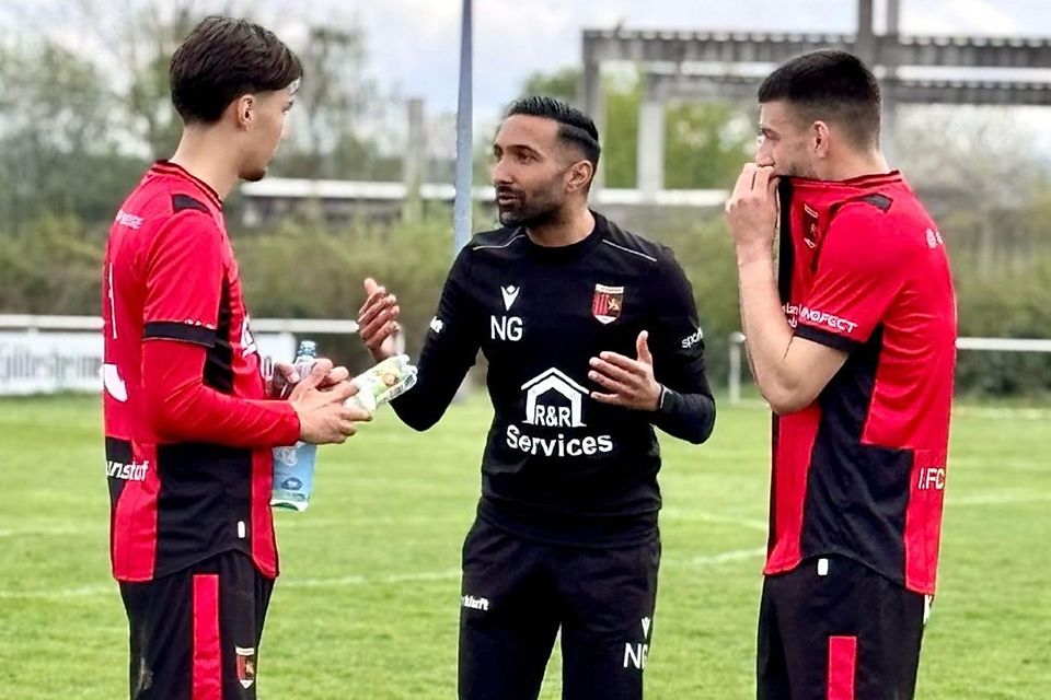 Trainer Naim Gasmi im Austausch mit seinen Spielern.