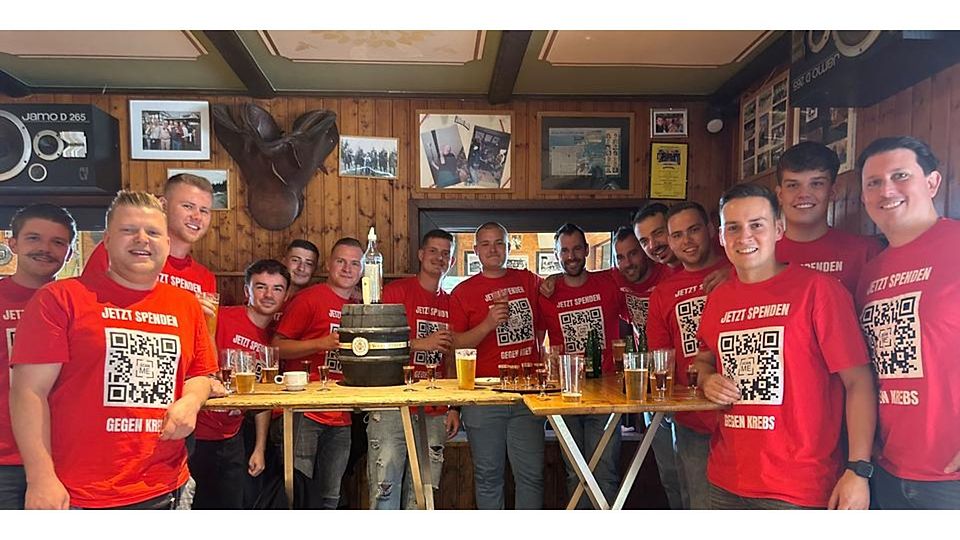 Zeigen bei der Abschlussfahrt in Willingen ihre T-Shirts mit dem QR-Code: die Fußballer des A-Ligisten SpVgg. Lemp. © SpVgg. Lemp