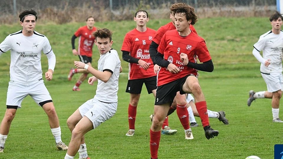 Ein 1:0 im das Sportjahr 2025 beendenden Aufsteigerduell gegen die DJK Ursensollen (in Rot-Schwarz), läßt den FC Weiden-Ost II (in Weiß) auf einem guten 7. Tabellenplatz überwintern.