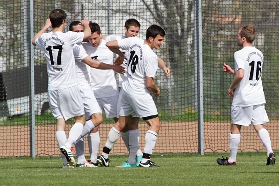 Freude bei den SF Eintracht über den Sieg im Freiburger Stadtduell. In die Elf der Woche schafften es Jakob Albers (Nr. 17) und Frederic Eisen (Nr. 18). | Archivfoto: Benedikt Hecht