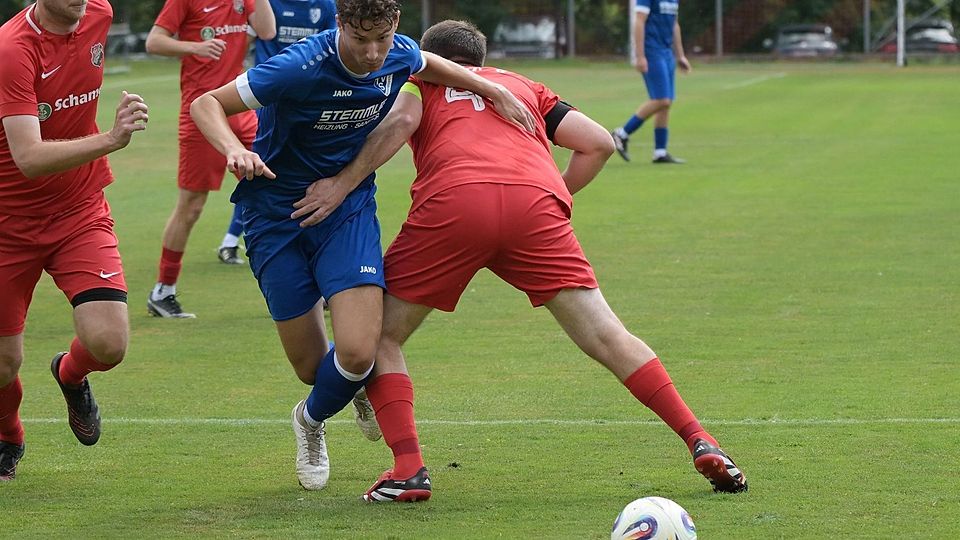 Großberg (in blau) dominierte das Match in Sinzing.