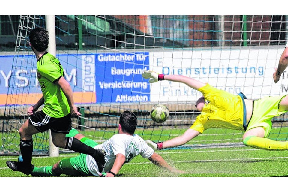 FC Bensbergs Mocan überwindet Kapellen zum 0:1. Foto: Axel Randow
