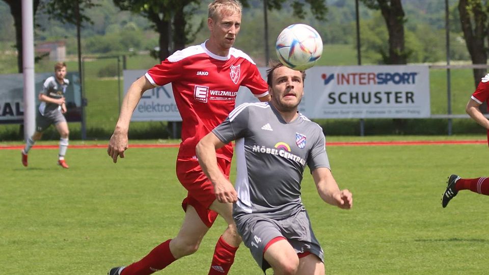 Zum Abschluss ein Doppelpack: Andreas Neumeier (im grauen Trikot) erzielte beim 2:1-Heimsieg gegen Hofstetten beide Treffer für den TSV Peiting II.