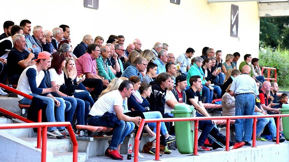 Die 600 Zuschauer in Kelsterbach konnten froh sein, einen Platz im Trockenen zu haben. Archivfoto: Schulz.