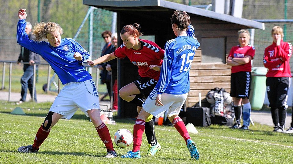 Kein Durchkommen: Anne-Kathrin Helms (Siems-Dänischburg) wird von Lisa Block (re.) und Kerrin Hartmann in die Zange genommen. Foto: tj