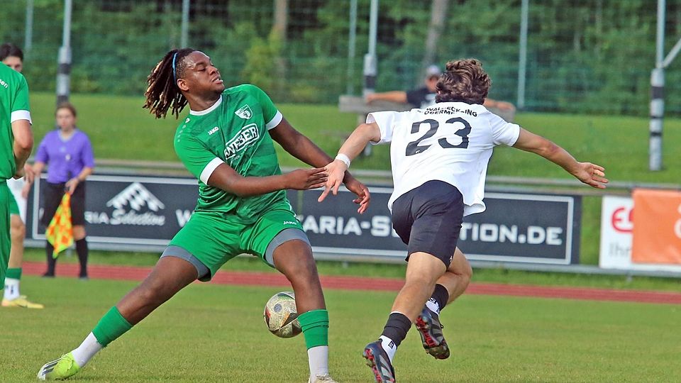Von Gegenwehr war im Duell zwischen dem BCF Wolfratshausen um Nicholas Onyia (li.) und Philipp Schemats Obermenzingern wenig zu. Beim 4:0 entführten die Münchner alle drei Punkte aus dem Isar-Loisach-Stadion.