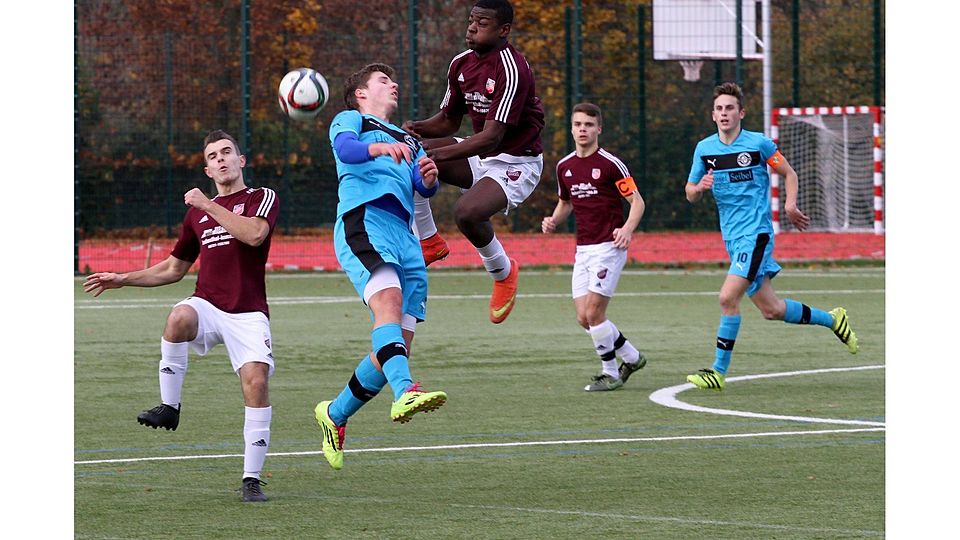 Hin und her ging es im Verbandsliga-Spitzenspiel zwischen Hassia Bingen (rote Trikots) und dem SC Hauenstein. Hier haben es die Binger Matthias Filla, Levi Mukamba und Juan Schmitt (von links) mit ihren Gegenspielern zu tun.
