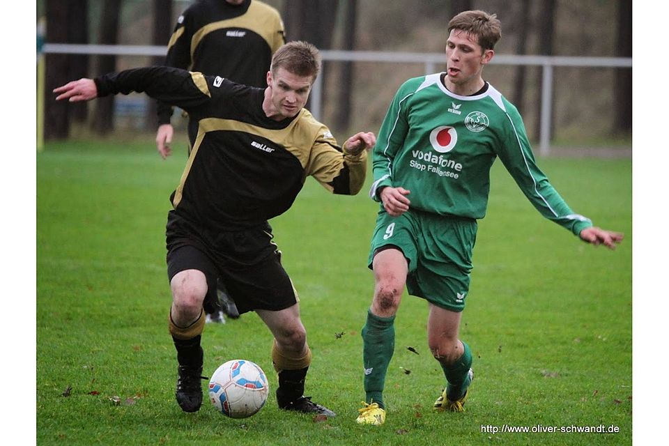 Zwei Torschützen im Kampf um den Ball: Christian Pietzsch (l., Schenkenberg) gegen Jan Steffens (FF II).