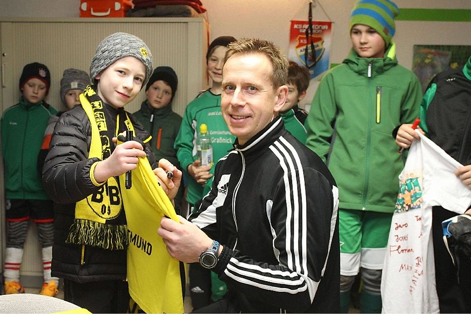 Sehr begehrt: Dortmund-Fan Mathis Mantei (l.) ließ sich von Jörg Heinrich ein Trikot signieren.  ©Carola Voigt
