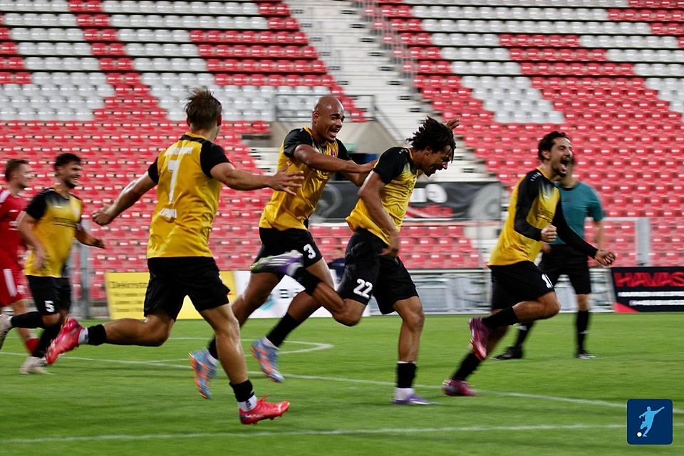 Noah Tomson (2. von r.) wird für seine Tore gefeiert