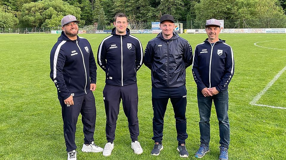 Von links: Abteilungsleiter Dominik Schmidl, Torwarttrainer Moritz Böhmer, der neue Cheftrainer Sascha Helmberger und Vorstand Mario Zeitler.