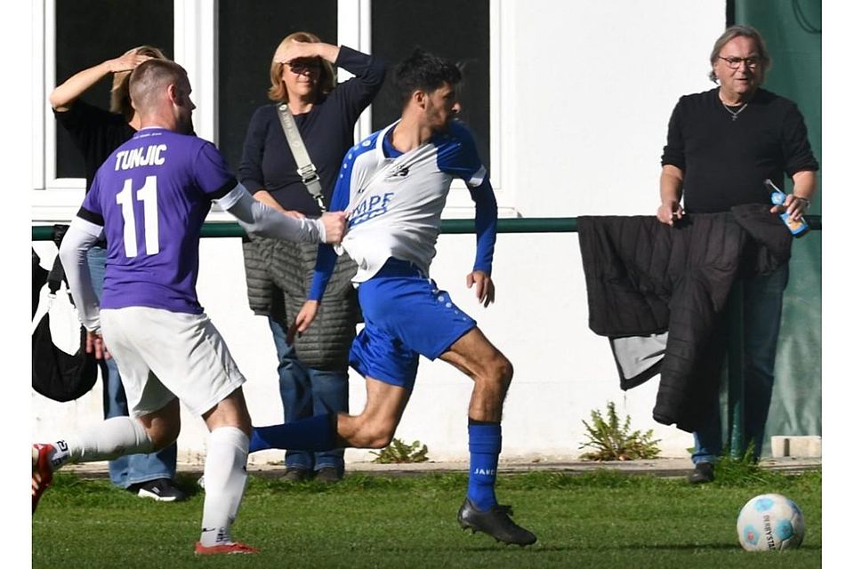 In der Vorrunde kamen die Veilchen beim heimstarken TSV Rohrbach zu einem 1:1-Remis. Morgen will man, wie hier Leonardo Tunjic seinen Gegenspieler im Hinspiel, die Punkte in Altenerding festhalten
