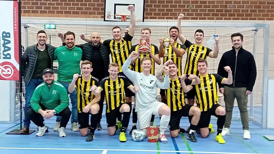 Jubel in schwarz und gelb: Der ASV Burglengenfeld machte in der Weidener Mehrzweckhalle das Rennen.
